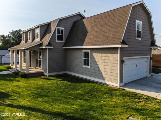 221 Fourth Ave, Zillah, WA 98953