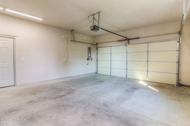 221 Fourth Ave, Zillah, WA 98953