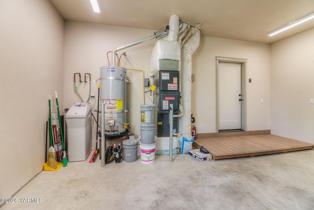 221 Fourth Ave, Zillah, WA 98953