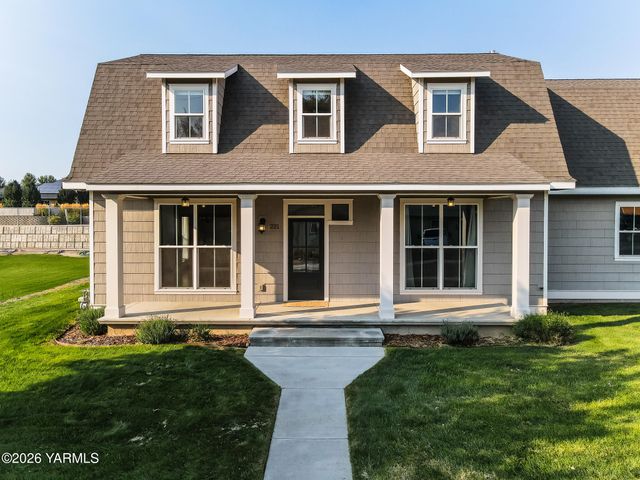 221 Fourth Ave, Zillah, WA 98953