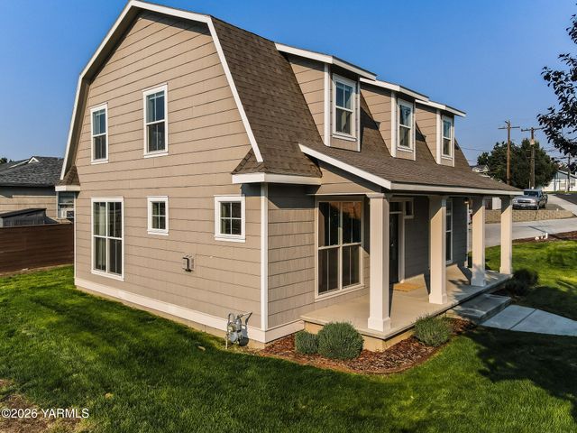 221 Fourth Ave, Zillah, WA 98953