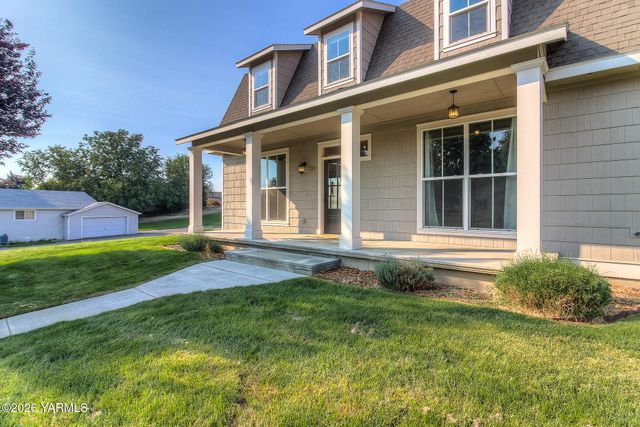 221 Fourth Ave, Zillah, WA 98953