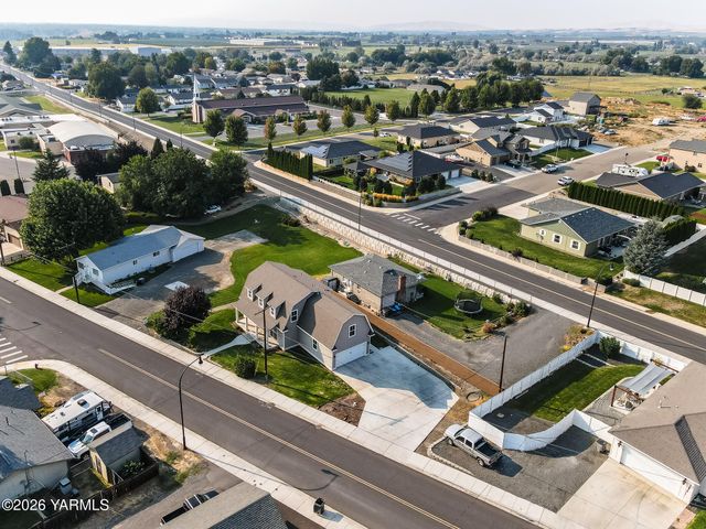 221 Fourth Ave, Zillah, WA 98953