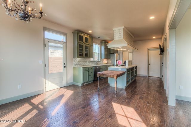 221 Fourth Ave, Zillah, WA 98953