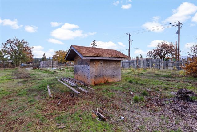 110 Airport Drive, Cave Junction, OR 97523