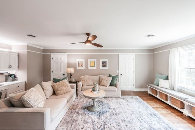 1048 Hillview Dr, Hendersonville, TN 37075