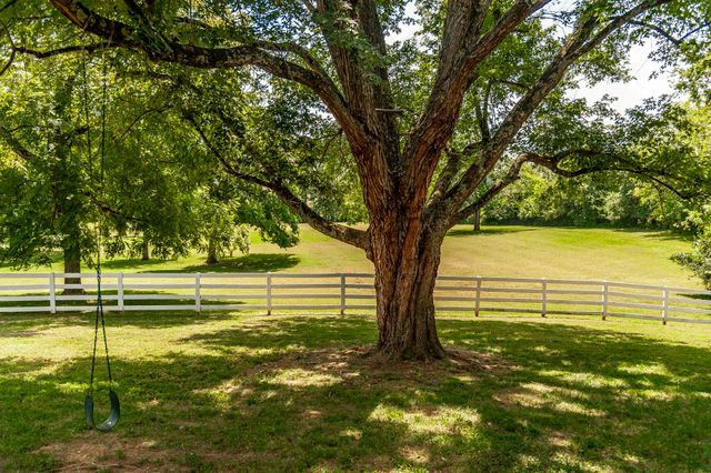 1048 Hillview Dr, Hendersonville, TN 37075