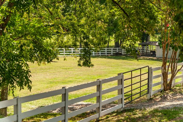 1048 Hillview Dr, Hendersonville, TN 37075