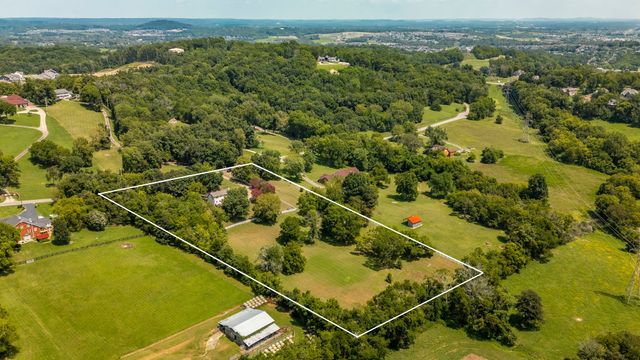 1048 Hillview Dr, Hendersonville, TN 37075