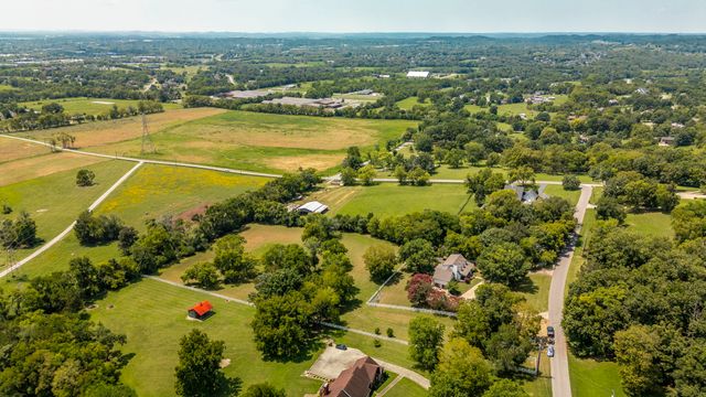 1048 Hillview Dr, Hendersonville, TN 37075