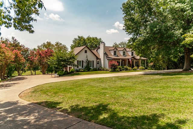 1048 Hillview Dr, Hendersonville, TN 37075