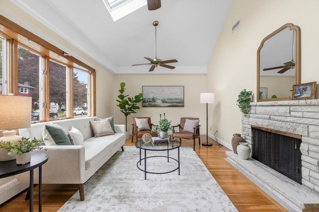 18 Williams Rd, Lynnfield, MA 01940