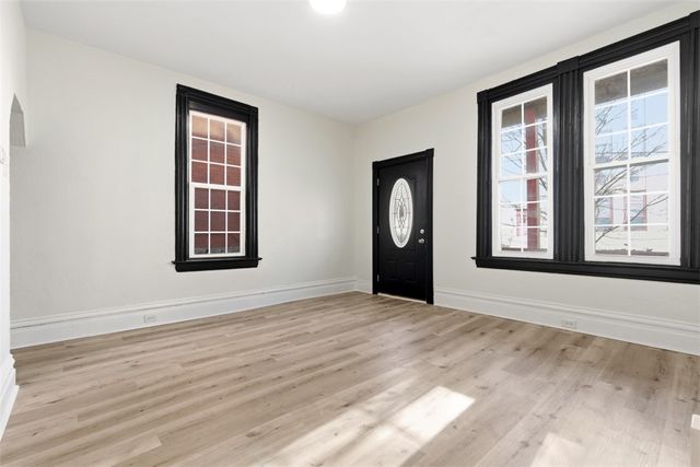 42 Cowan St, Mt Washington, PA 15211