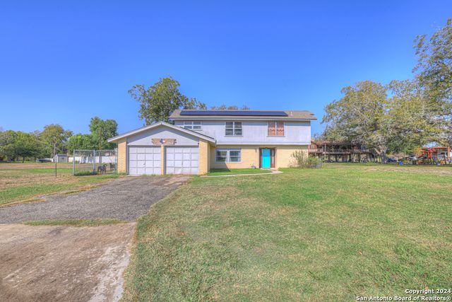 10 CHERRY HILL DR, Seguin, TX 78155