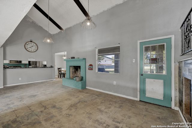 10 CHERRY HILL DR, Seguin, TX 78155