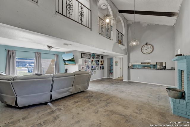 10 CHERRY HILL DR, Seguin, TX 78155