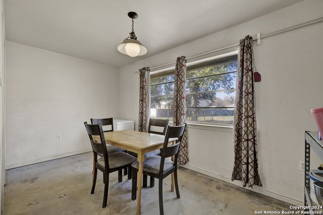 10 CHERRY HILL DR, Seguin, TX 78155