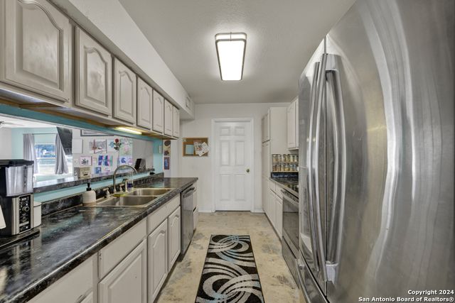 10 CHERRY HILL DR, Seguin, TX 78155