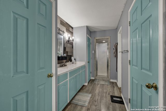10 CHERRY HILL DR, Seguin, TX 78155