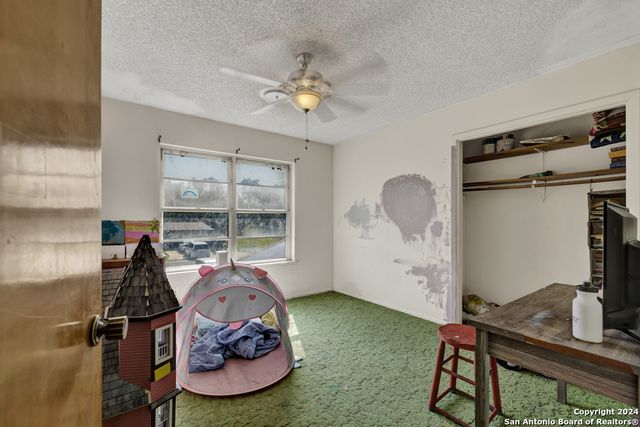 10 CHERRY HILL DR, Seguin, TX 78155