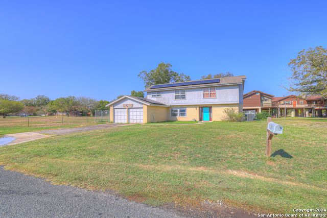 10 CHERRY HILL DR, Seguin, TX 78155