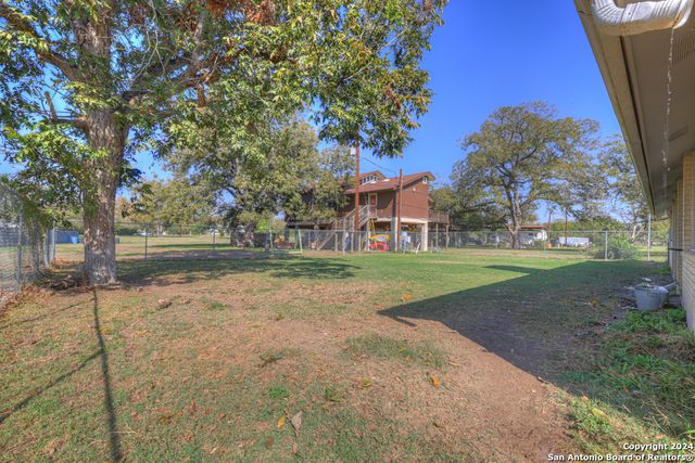 10 CHERRY HILL DR, Seguin, TX 78155