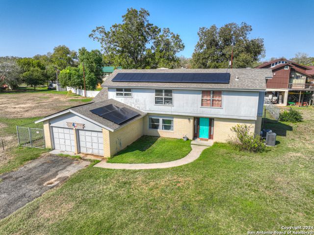 10 CHERRY HILL DR, Seguin, TX 78155