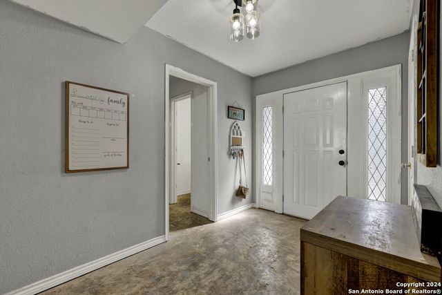 10 CHERRY HILL DR, Seguin, TX 78155