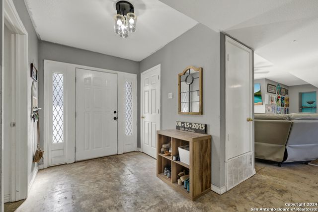 10 CHERRY HILL DR, Seguin, TX 78155