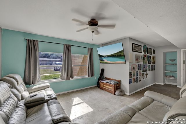 10 CHERRY HILL DR, Seguin, TX 78155