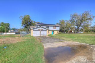 10 CHERRY HILL DR, Seguin, TX 78155