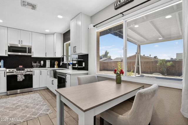 2341 W LAUREL Lane, Phoenix, AZ 85029