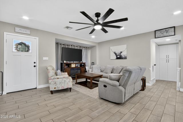 2341 W LAUREL Lane, Phoenix, AZ 85029