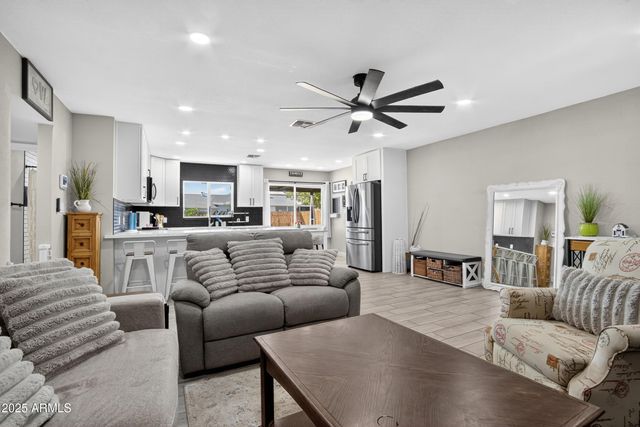 2341 W LAUREL Lane, Phoenix, AZ 85029