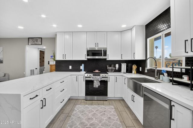 2341 W LAUREL Lane, Phoenix, AZ 85029