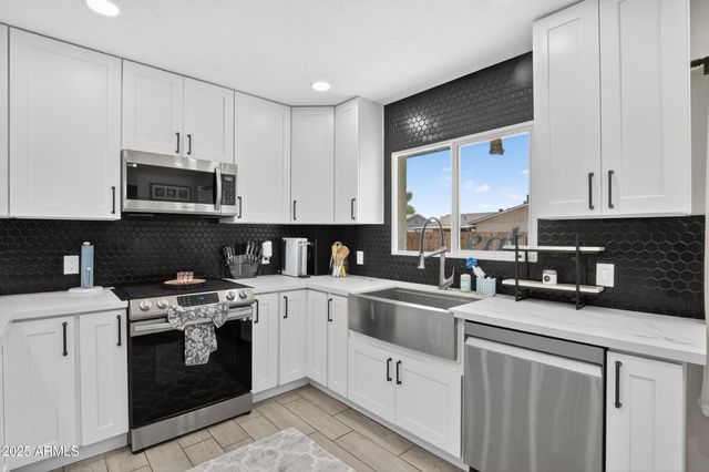 2341 W LAUREL Lane, Phoenix, AZ 85029