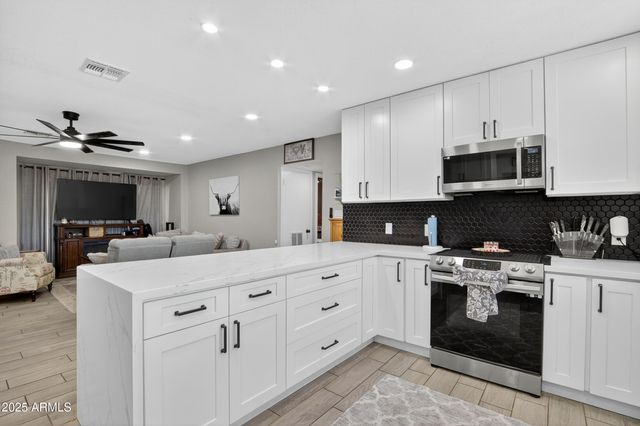2341 W LAUREL Lane, Phoenix, AZ 85029