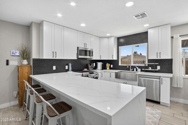 2341 W LAUREL Lane, Phoenix, AZ 85029
