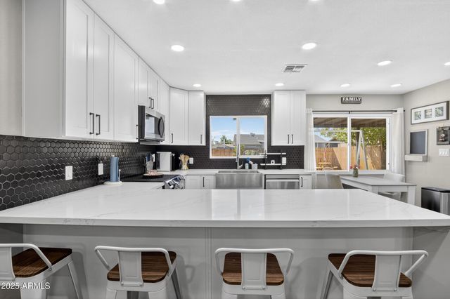 2341 W LAUREL Lane, Phoenix, AZ 85029