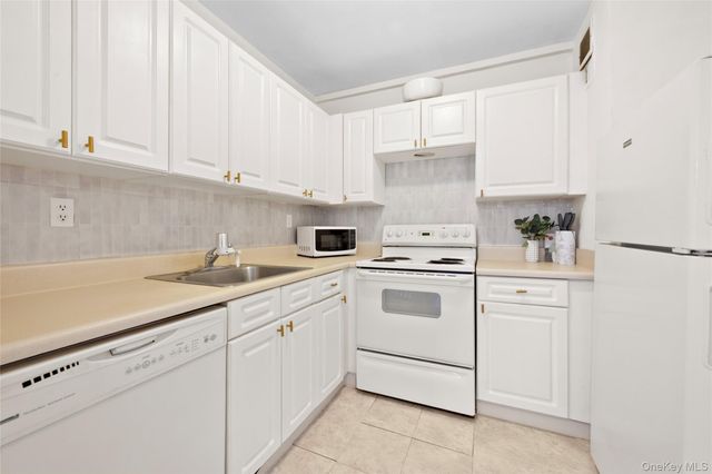 56 Doyer Avenue 6E, White Plains, NY 10605