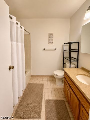 110 Keystone Ct 110A, Woodbridge Twp., NJ 07095