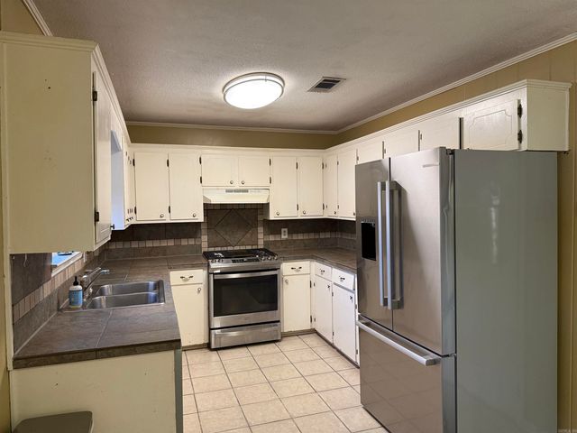 1406 E Twin Lakes Drive, Little Rock, AR 72205