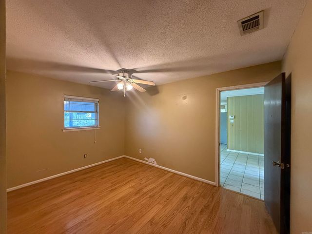 1406 E Twin Lakes Drive, Little Rock, AR 72205