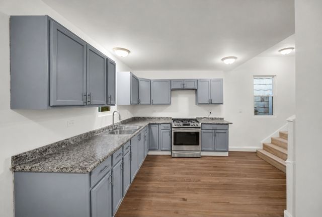 8008 S Muskegon Avenue, Chicago, IL 60617
