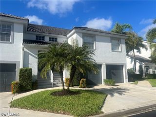 975 Partridge CIR 202, Naples, FL 34104