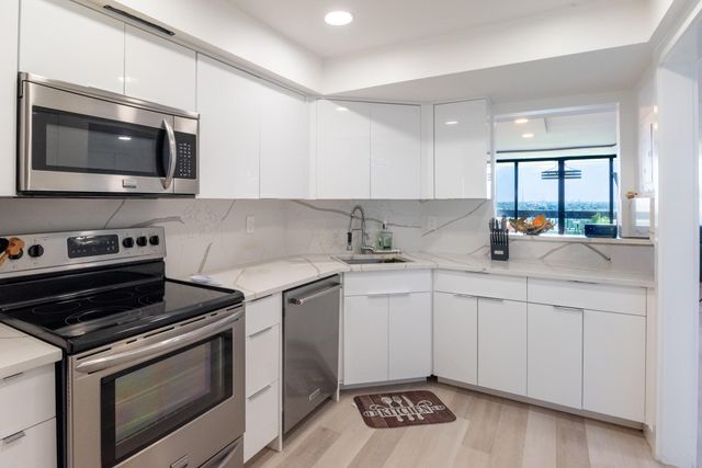 2000 Presidential Way 1401, West Palm Beach, FL 33401