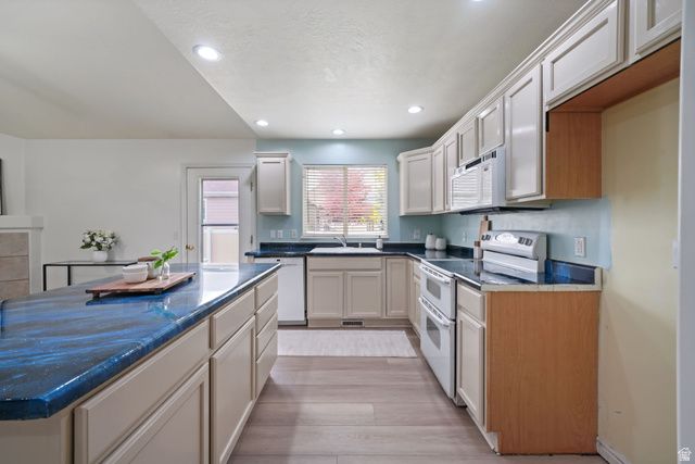 4584 W CARRIAGE LN, Cedar Hills, UT 84062