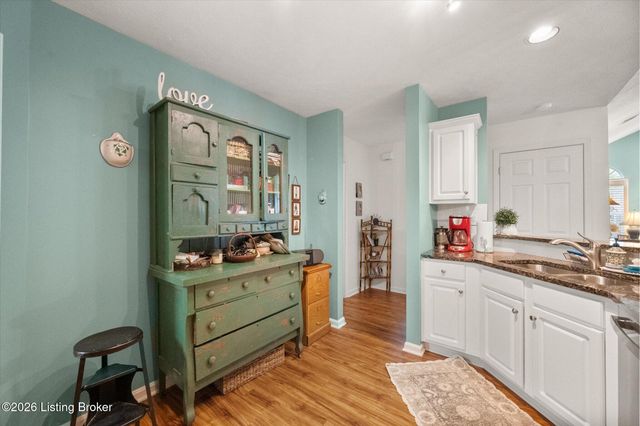 8405 Fox Pointe Pl, Lyndon, KY 40242