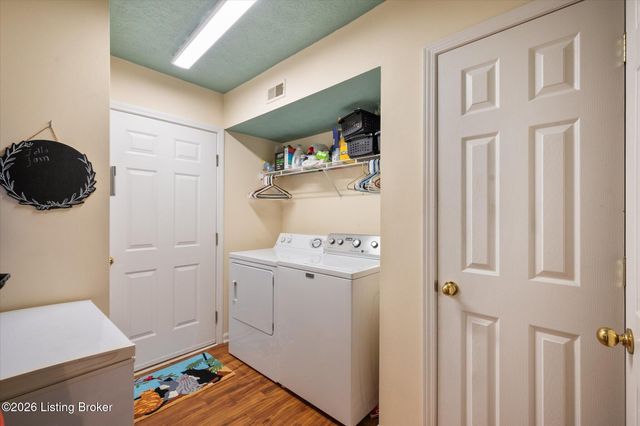 8405 Fox Pointe Pl, Lyndon, KY 40242