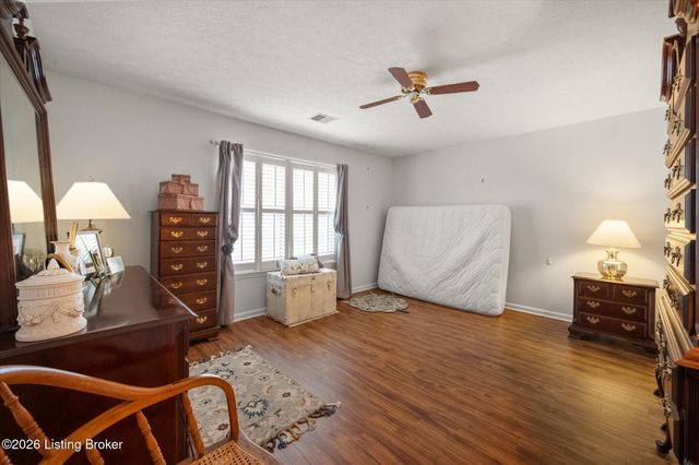 8405 Fox Pointe Pl, Lyndon, KY 40242